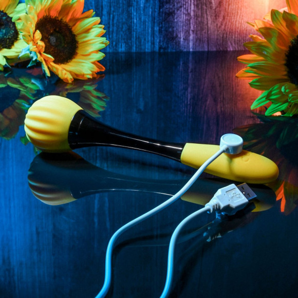 Черно-желтый двусторонний вибратор Sunflower - 20 см. Черно-желтый двусторонний вибратор Sunflower - 20 см.