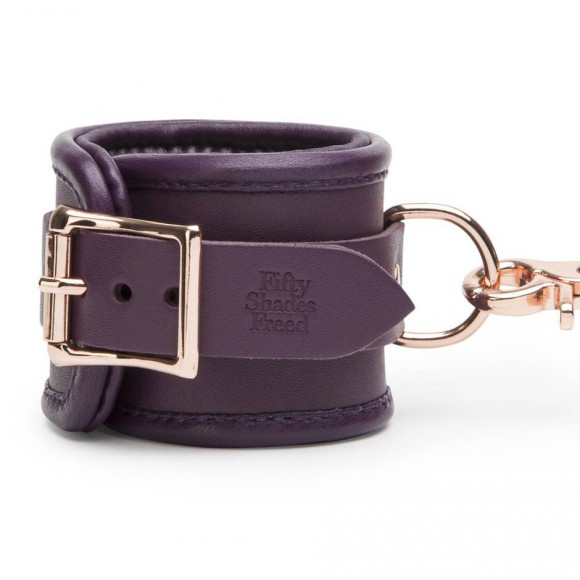 Фиолетовые наручники Cherished Collection Leather Wrist Cuffs Фиолетовые наручники Cherished Collection Leather Wrist Cuffs