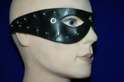 Чёрная маска на глаза Zorro с клёпками и съемными шорами Чёрная маска на глаза Zorro с клёпками и съемными шорами